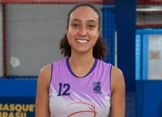 Maria Vitória, atleta de São José, é destaque no basquete nacional Maria Vitória posando para a foto em quadra de basquete