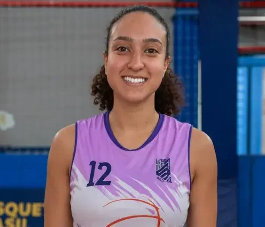Maria Vitória, atleta de São José, é destaque no basquete nacional Maria Vitória posando para a foto em quadra de basquete