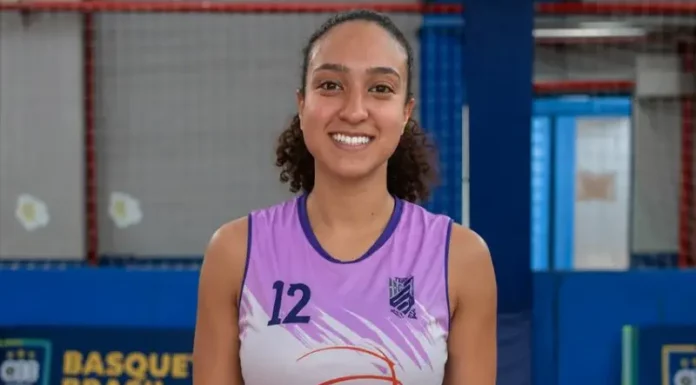 Maria Vitória posando para a foto em quadra de basquete
