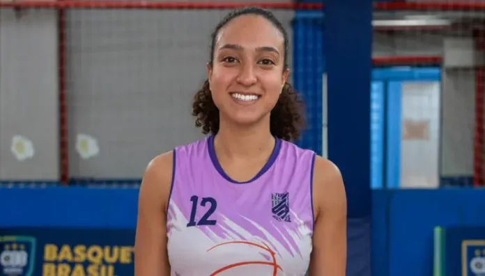 Maria Vitória posando para a foto em quadra de basquete