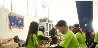 Voluntários da Missão Solidária Marista, montando cestas básicas