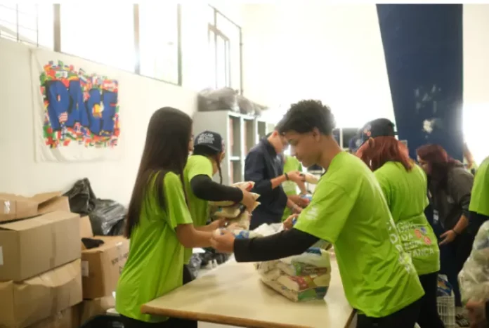 Missão Solidária Marista Voluntários da Missão Solidária Marista, montando cestas básicas