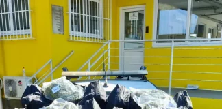 Viatura da PRF com drogas apreendidas em cima do capô