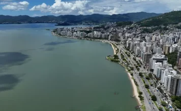 Obras do Parque Urbano e Marina Beira-Mar Norte começam nesta quinta-feira em Florianópolis Foto da Beira-Mar Norte onde será construido o Parque Urbano e Marina Beira-mar Norte