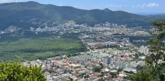Vista panorâmica de Florianópolis mostra áreas urbanizadas, vegetação preservada e bairros da Capital, ilustrando o crescimento urbano e o planejamento territorial previsto no Plano Diretor.