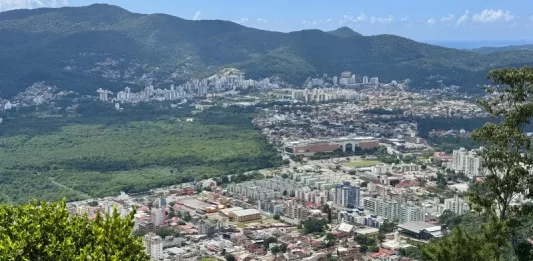 Plano Diretor define regras para Áreas de Urbanização Específica em Florianópolis Vista panorâmica de Florianópolis mostra áreas urbanizadas, vegetação preservada e bairros da Capital, ilustrando o crescimento urbano e o planejamento territorial previsto no Plano Diretor.