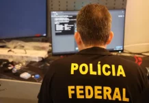 Polícia Federal faz operação contra anúncios digitais fraudulentos que simulavam serviços públicos Agente da Polícia Federal trabalhando em frente a uma tela de computador