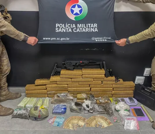 Polícia Militar apreende mais de 37 quilos de drogas e arma no Norte da Ilha Drogas apreendidas pela Polícia Militar no Norte da Ilha