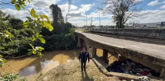 Foto mostra a ponte danificada no Sertão do Maruim, onde serão construídas as novas pontes