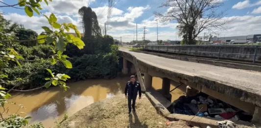 Duas novas pontes sobre o Rio Imaruí vão ampliar acesso no Sertão do Maruim, em São José Foto mostra a ponte danificada no Sertão do Maruim, onde serão construídas as novas pontes