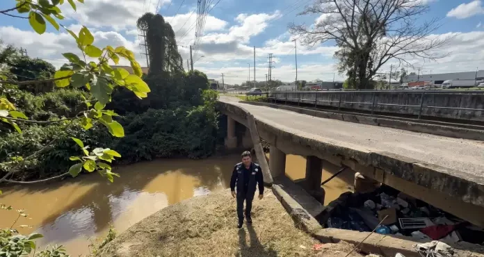 Duas novas pontes sobre o Rio Imaruí vão ampliar acesso no Sertão do Maruim, em São José Foto mostra a ponte danificada no Sertão do Maruim, onde serão construídas as novas pontes