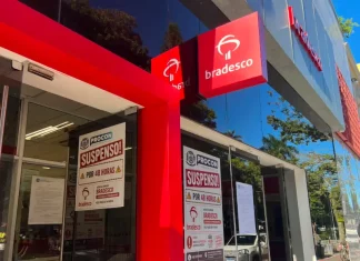 Procon de Florianópolis interdita agência do Bradesco na Praça XV por 48 horas Agência do Bradesco interditada pelo Procon de Florianópolis