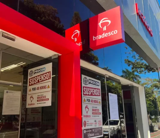 Procon de Florianópolis interdita agência do Bradesco na Praça XV por 48 horas Agência do Bradesco interditada pelo Procon de Florianópolis