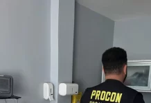 Procon autua quatro instituições para idosos em Florianópolis Agent do Procon de Florianópolis fazendo inspeção em instituição de longa permanência