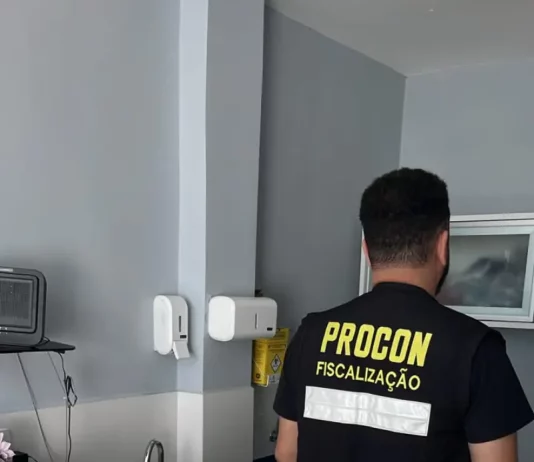 Agent do Procon de Florianópolis fazendo inspeção em instituição de longa permanência
