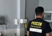 Procon autua quatro instituições para idosos em Florianópolis Agente do Procon de Florianópolis fazendo inspeção em instituição de longa permanência