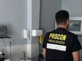 Procon autua quatro instituições para idosos em Florianópolis Agente do Procon de Florianópolis fazendo inspeção em instituição de longa permanência