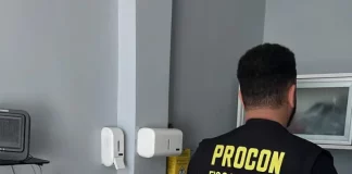 Agente do Procon de Florianópolis fazendo inspeção em instituição de longa permanência