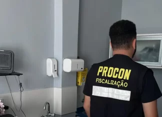 Agente do Procon de Florianópolis fazendo inspeção em instituição de longa permanência