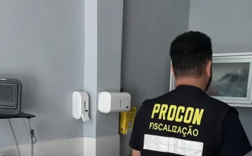 Agente do Procon de Florianópolis fazendo inspeção em instituição de longa permanência