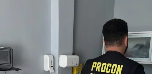 Procon autua quatro instituições para idosos em Florianópolis Agente do Procon de Florianópolis fazendo inspeção em instituição de longa permanência