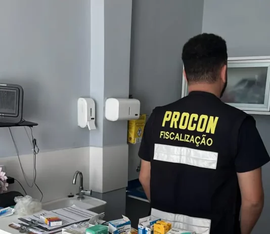 Procon autua quatro instituições para idosos em Florianópolis Agente do Procon de Florianópolis fazendo inspeção em instituição de longa permanência