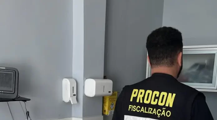 Agente do Procon de Florianópolis fazendo inspeção em instituição de longa permanência