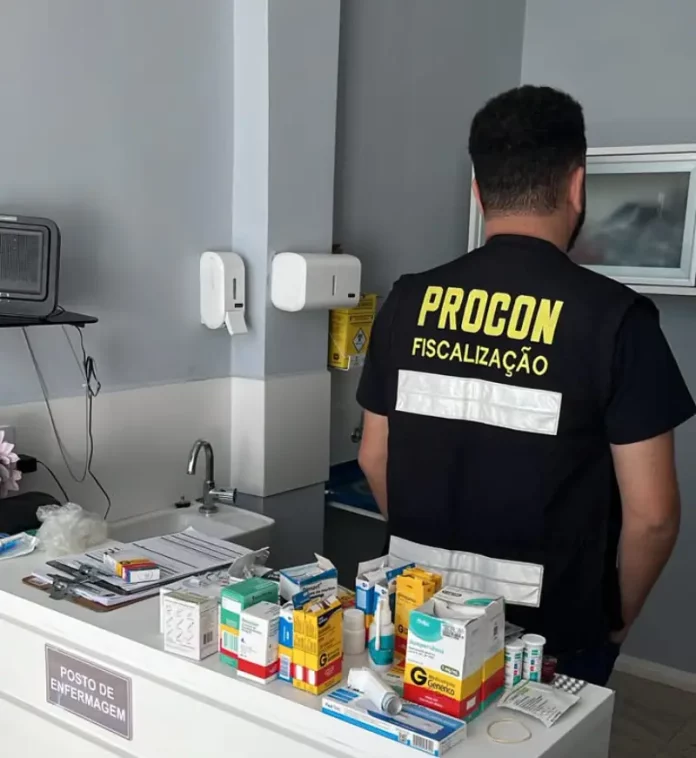 Procon-de-florianópolis-intituicao-de-idosos (2) Agente do Procon de Florianópolis fazendo inspeção em instituição de longa permanência