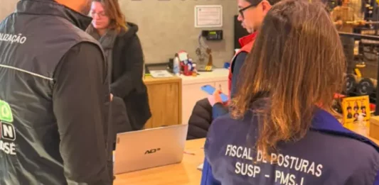 Agentes do Procon de São José em vistoria a academias