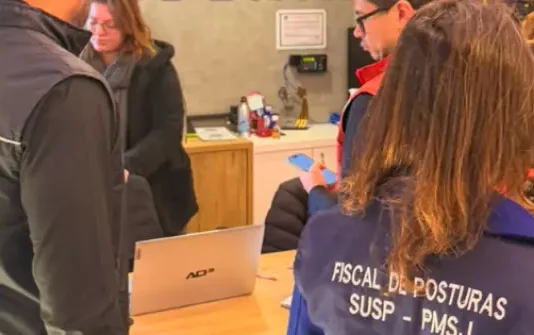 Procon e SUSP fiscalizam academias e encontram irregularidades em São José Agentes do Procon de São José em vistoria a academias