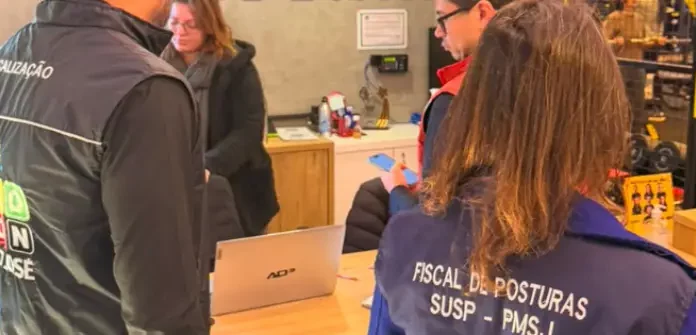 Agentes do Procon de São José em vistoria a academias