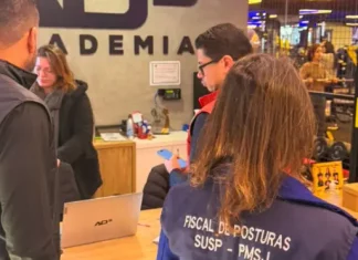 Agentes do Procon de São José em vistoria a academias