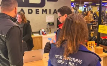 Agentes do Procon de São José em vistoria a academias