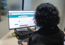 São José + Empregos oferece 97 vagas de trabalho em diversas áreas Foto de uma mulher em frente a uma tela de computador acessando a plataforma São José + Empregos
