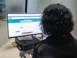 São José + Empregos oferece 97 vagas de trabalho em diversas áreas Foto de uma mulher em frente a uma tela de computador acessando a plataforma São José + Empregos