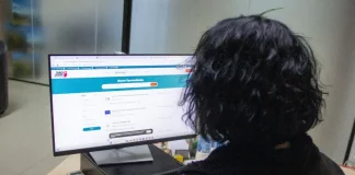 Foto de uma mulher em frente a uma tela de computador acessando a plataforma São José + Empregos