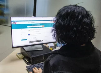 Foto de uma mulher em frente a uma tela de computador acessando a plataforma São José + Empregos