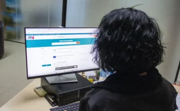 Foto de uma mulher em frente a uma tela de computador acessando a plataforma São José + Empregos