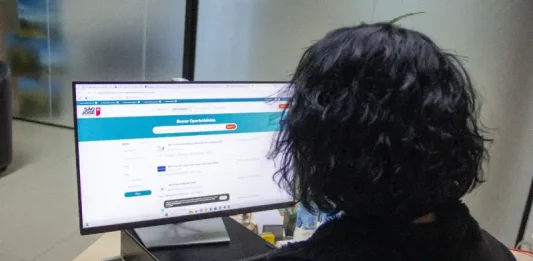 Foto de uma mulher em frente a uma tela de computador acessando a plataforma São José + Empregos