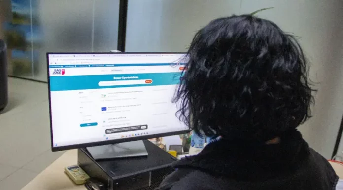 Foto de uma mulher em frente a uma tela de computador acessando a plataforma São José + Empregos