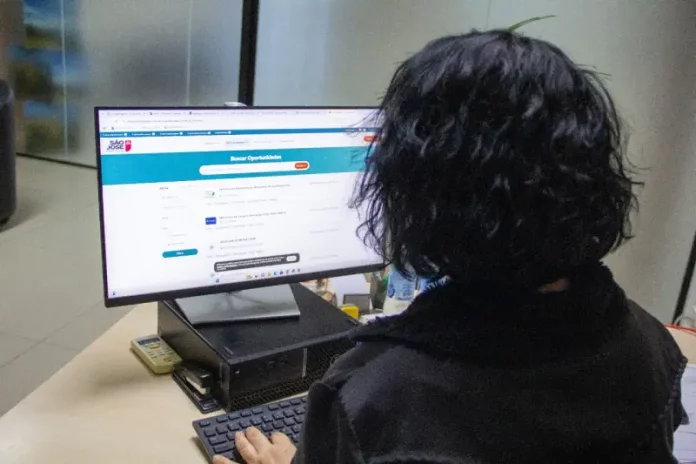 Foto de uma mulher em frente a uma tela de computador acessando a plataforma São José + Empregos