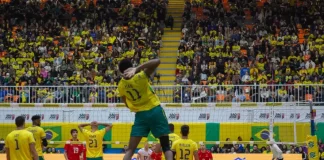Foto do jogo da Seleção Brasileira B de vôlei no Centro Multiuso em São José