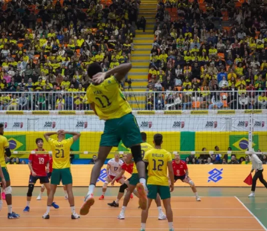 Foto do jogo da Seleção Brasileira B de vôlei no Centro Multiuso em São José