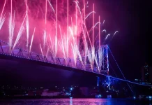 Sorriso Maroto é confirmado no Réveillon 2027 de Florianópolis Foto da Ponte Hercílio Luz com queima de fogos, onde será apresentação do Sorriso Maroto no Réveillon 2027