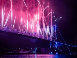 Sorriso Maroto é confirmado no Réveillon 2027 de Florianópolis Foto da Ponte Hercílio Luz com queima de fogos, onde será apresentação do Sorriso Maroto no Réveillon 2027