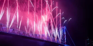 Sorriso Maroto é confirmado no Réveillon 2027 de Florianópolis Foto da Ponte Hercílio Luz com queima de fogos, onde será apresentação do Sorriso Maroto no Réveillon 2027
