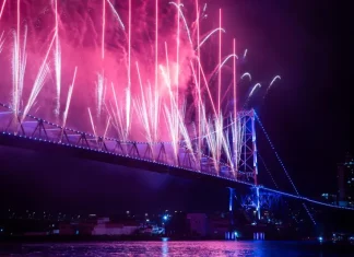Sorriso Maroto é confirmado no Réveillon 2027 de Florianópolis Foto da Ponte Hercílio Luz com queima de fogos, onde será apresentação do Sorriso Maroto no Réveillon 2027