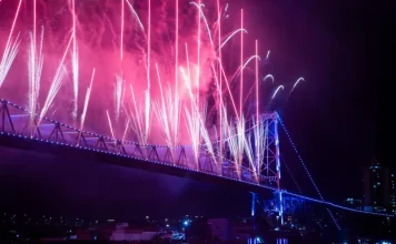 Sorriso Maroto é confirmado no Réveillon 2027 de Florianópolis Foto da Ponte Hercílio Luz com queima de fogos, onde será apresentação do Sorriso Maroto no Réveillon 2027