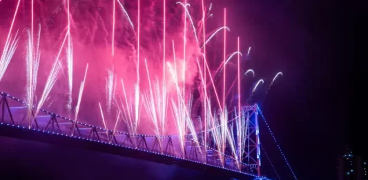 Sorriso Maroto é confirmado no Réveillon 2027 de Florianópolis Foto da Ponte Hercílio Luz com queima de fogos, onde será apresentação do Sorriso Maroto no Réveillon 2027
