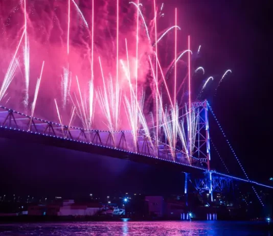 Sorriso Maroto é confirmado no Réveillon 2027 de Florianópolis Foto da Ponte Hercílio Luz com queima de fogos, onde será apresentação do Sorriso Maroto no Réveillon 2027